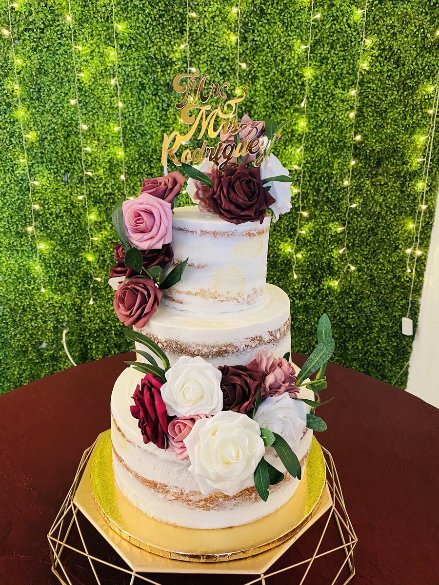 sugarnchic's tweet photo. Hi all! My name is Mercedes, I am the owner of Sugar N’ Chic. I am a self taught baker out of Houston. I specialize in cakes, cupcakes, and treats. Book with me for your next event! #houstontx #houstoncakes #happybirthday #houstonbaker #sugarnchic https://t.co/fPAnB3TaFc