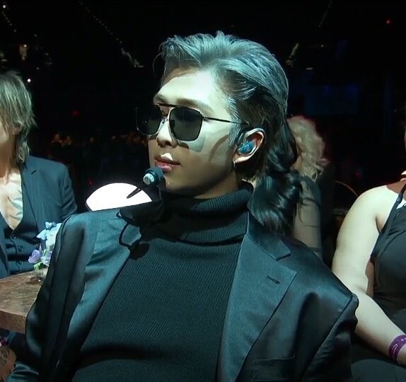 Wet2x's tweet photo. @USBTSARMY Award show fave moment https://t.co/aF9zhChJpm