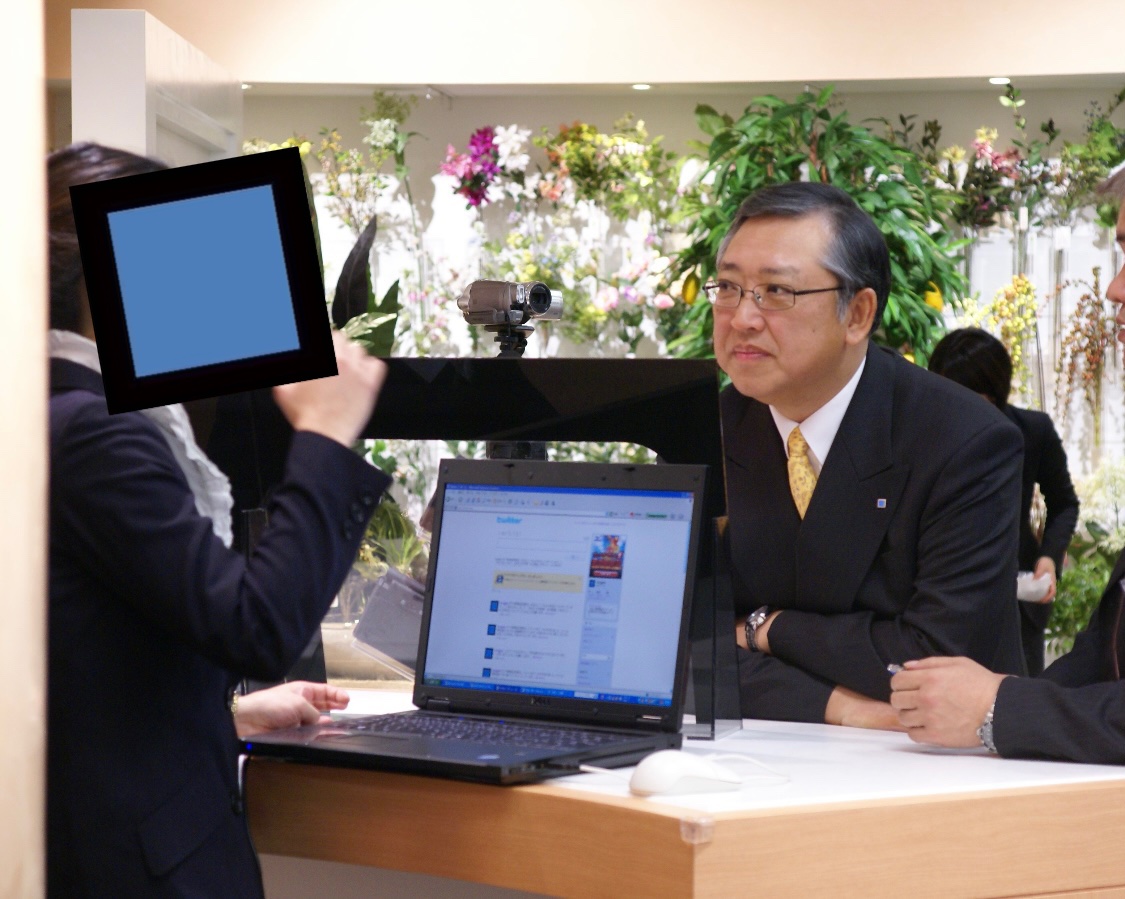 キングジム on Twitter: "社長(右)にツイッター担当と話されてから一週間後くらいの写真が出てきた。パソコンが初期のツイート画面で ...