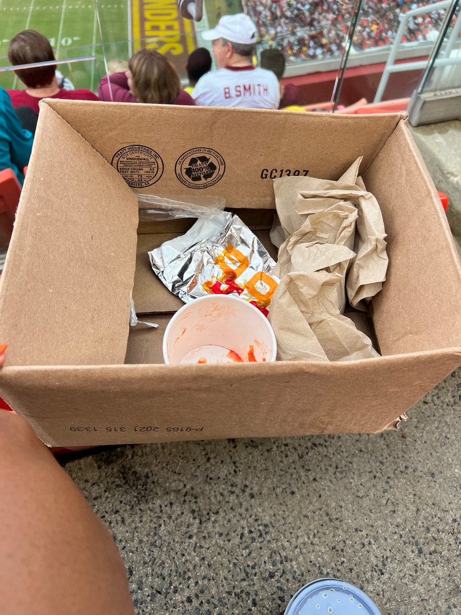 bellc80's tweet photo. Washington Commanders y’all should be ashamed of this opening season treatment I’ve experienced thus far. This Mountain Dew was sooo flat, tasted like flavored water. This is the box they put my food in😫Lastly, I learned it was overcharged. Reaching out to my cc company 2morrow https://t.co/6SFKo85vcg