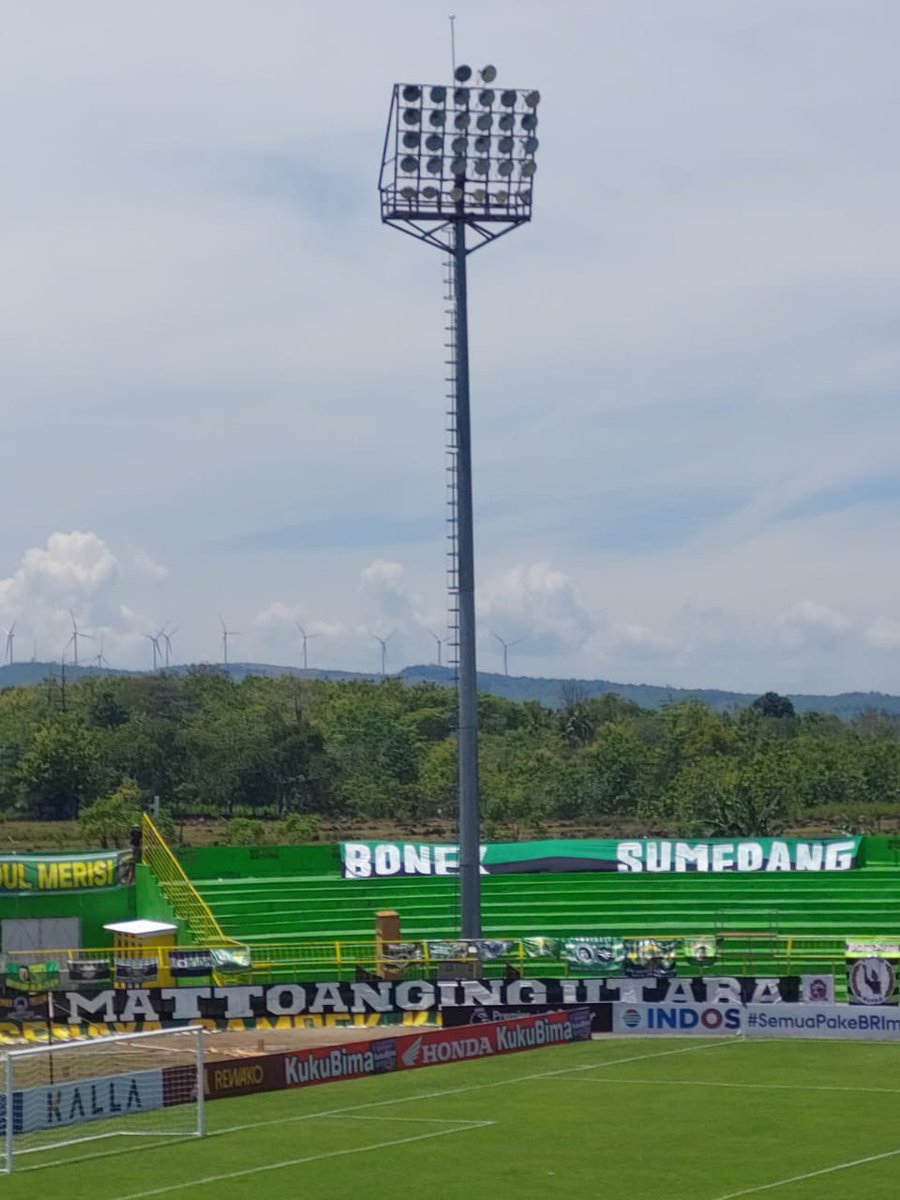 RedGank_PSM's tweet photo. Di sini Bersmaa di tribun yang Sama HIJAU UTARA GBH #BOnek #RedGank #ewakoewakikuewai #satunyali #hijaumerah https://t.co/ADtOIq8G3O