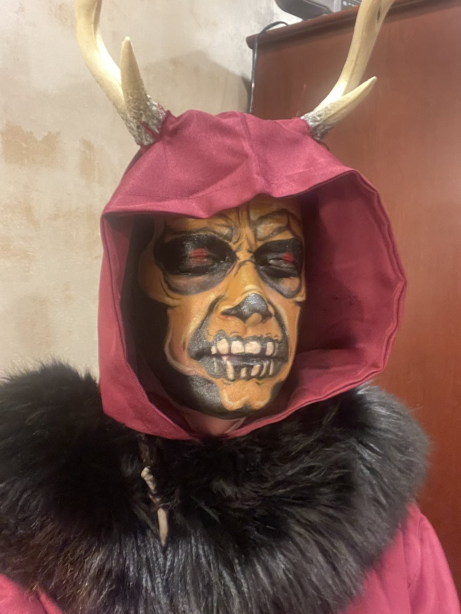 Quickbeam2000's tweet photo. Ever dream of a wedding that’s just a *wee* bit different?
#IWillMarryYou @GreatOfficiants
Many blessings to Ashley & Chris on their AMAZING horror themed ceremony!
The #HornedKing is a great orator —especially talking to a roomful of corpses. He knows his audience. 🧟♂️ https://t.co/a09AEb976Q