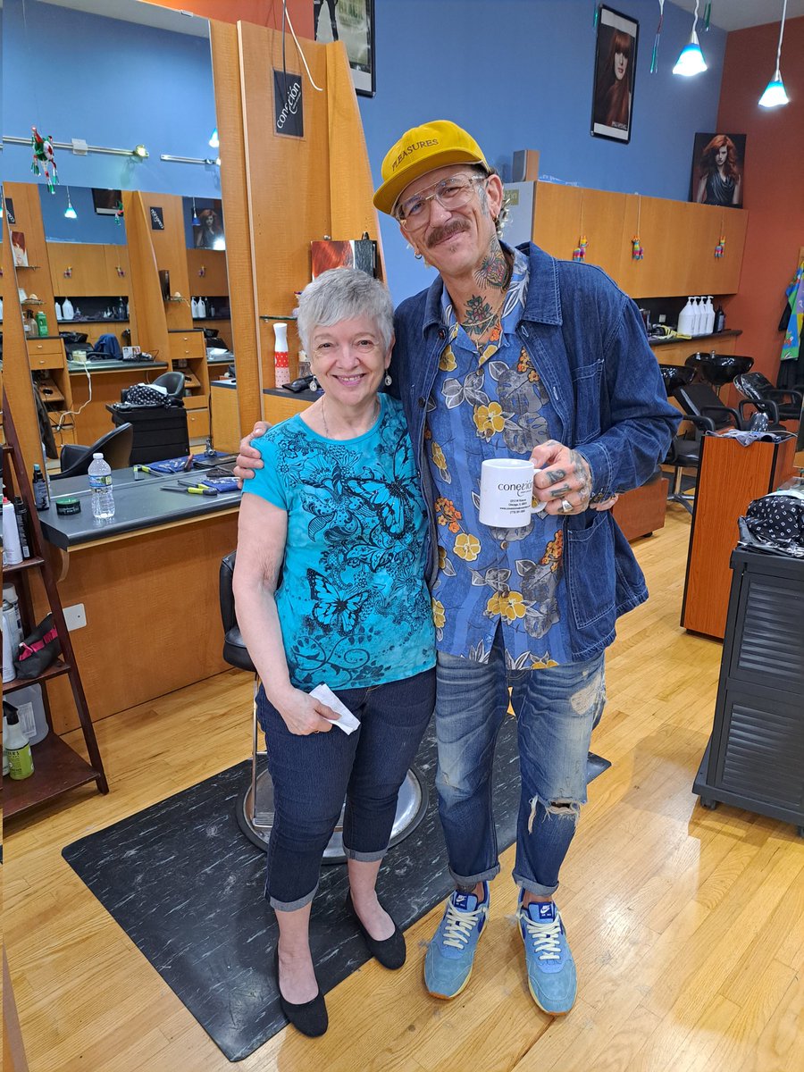 conexionsalon's tweet image. Mama Beth with the talented Collin. 

#pixiecutclass
#hanzonation
#roscoevillagesalon
#educationalclass
#conexiónsalonandspa
#thecutlife
#chopitoff
#chicagosalon
#beauty
#hairstyles