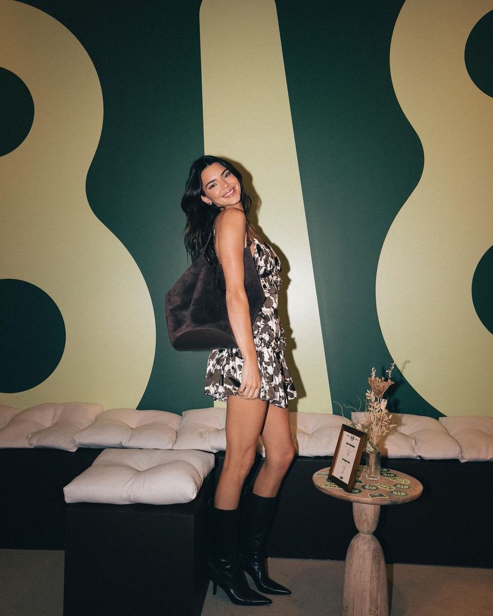 accesskendall's tweet photo. Nossa pinguça preferida! Revolve via Instagram: “sempre um bom tempo na #REVOLVEgallery com a @kendalljenner @drink818 💚”. https://t.co/3UacIsevdH