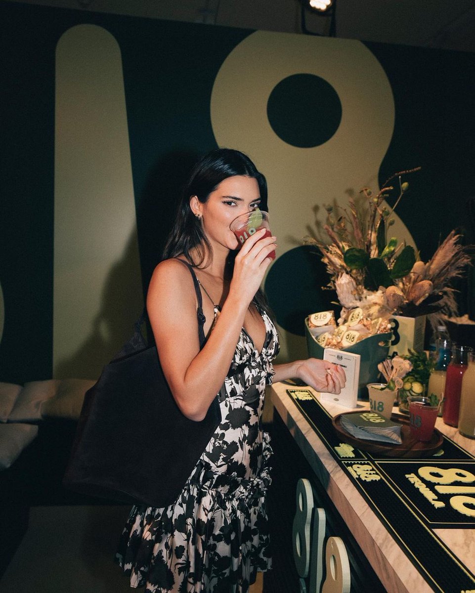 accesskendall's tweet photo. Nossa pinguça preferida! Revolve via Instagram: “sempre um bom tempo na #REVOLVEgallery com a @kendalljenner @drink818 💚”. https://t.co/3UacIsevdH