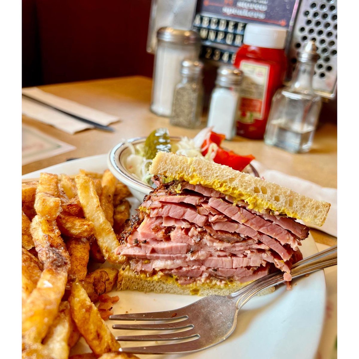 TheTinyFoodie's tweet photo. Happy 75th birthday to Montreal's iconic #Greenspot 🎉

Thank you for being there for all the late-night poutine &amp; smoked meat cravings, and those much-needed recovery brunches. Your french fries are our faves 💛

#mtleats #mtlfood #poutine #mtlresto #restomtl #sudouest #mtl https://t.co/vPZXJWFMhJ