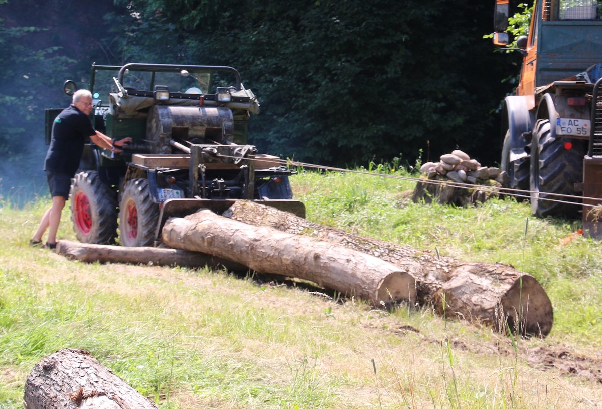 UnimogCommunity's tweet photo. Einsatzdemonstration Holzrücken anlässlich eine Aktionstages beim Unimog-Museum. Foto Michael Wessel - Demonstration of wood moving on the occasion of an action day at the Unimog Museum. #unimog #daimler #unimogfan #unimogmuseum #unimogcommunity #forestry #forst #seilwinde https://t.co/LcOjbFMQ7t