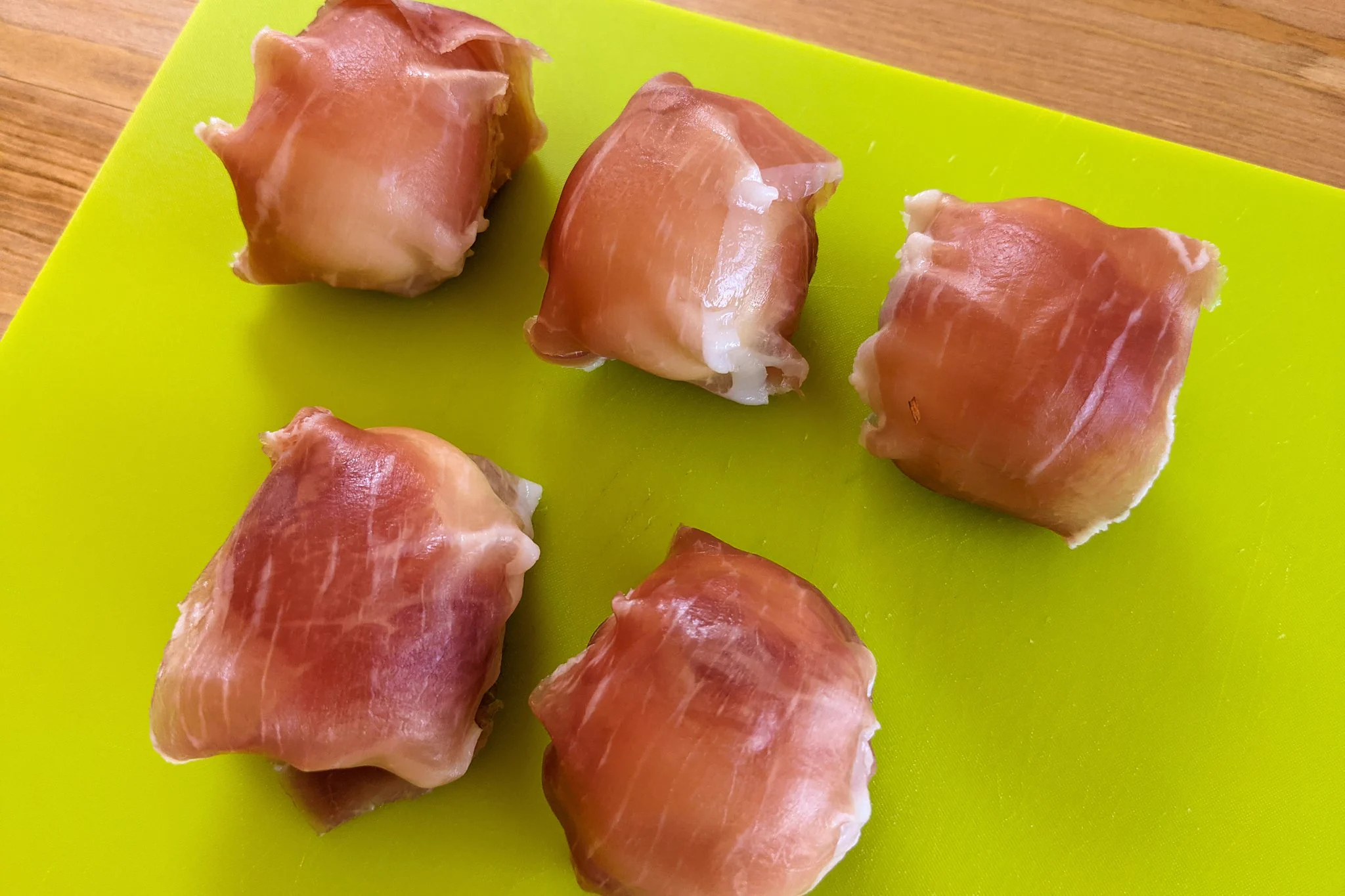 この組み合わせはぱくぱく食べられちゃいそうなくらい美味しそう！生ハム×半熟ゆで卵レシピ！