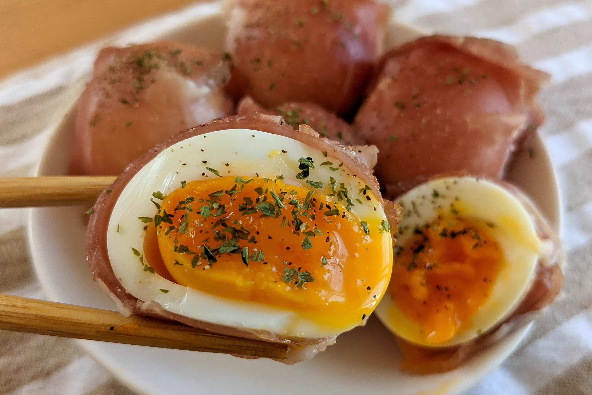 この組み合わせはぱくぱく食べられちゃいそうなくらい美味しそう！生ハム×半熟ゆで卵レシピ！