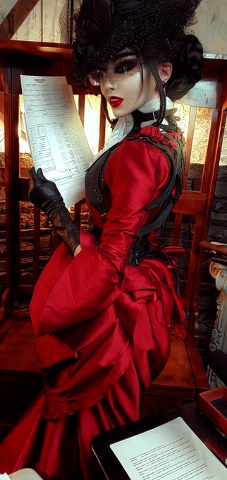 Pick Your Poison, Left or Right...?  Its a bit of a trick question!  Both characters are the same person<a href="/tag/cosplay"class="tags"><span>#cosplay</span></a><a href="/tag/dnd"class="tags"><span>#dnd</span></a><a href="/tag/bloodborne"class="tags"><span>#bloodborne</span></a><a href="/tag/ttrpg"class="tags"><span>#ttrpg</span></a><a href="/tag/zweihanderr"class="tags"><span>#zweihanderr</span></a>