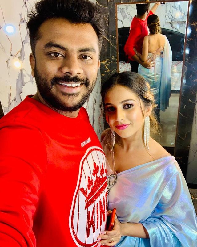 swamy_shree's tweet photo. ಅಣ್ಣ ಅತ್ತಿಗೆ 😍 #chandanshetty #nivedithgowda @chandanspshetty  #goodmorning  #kannadacinema https://t.co/MYjhTnt2v0