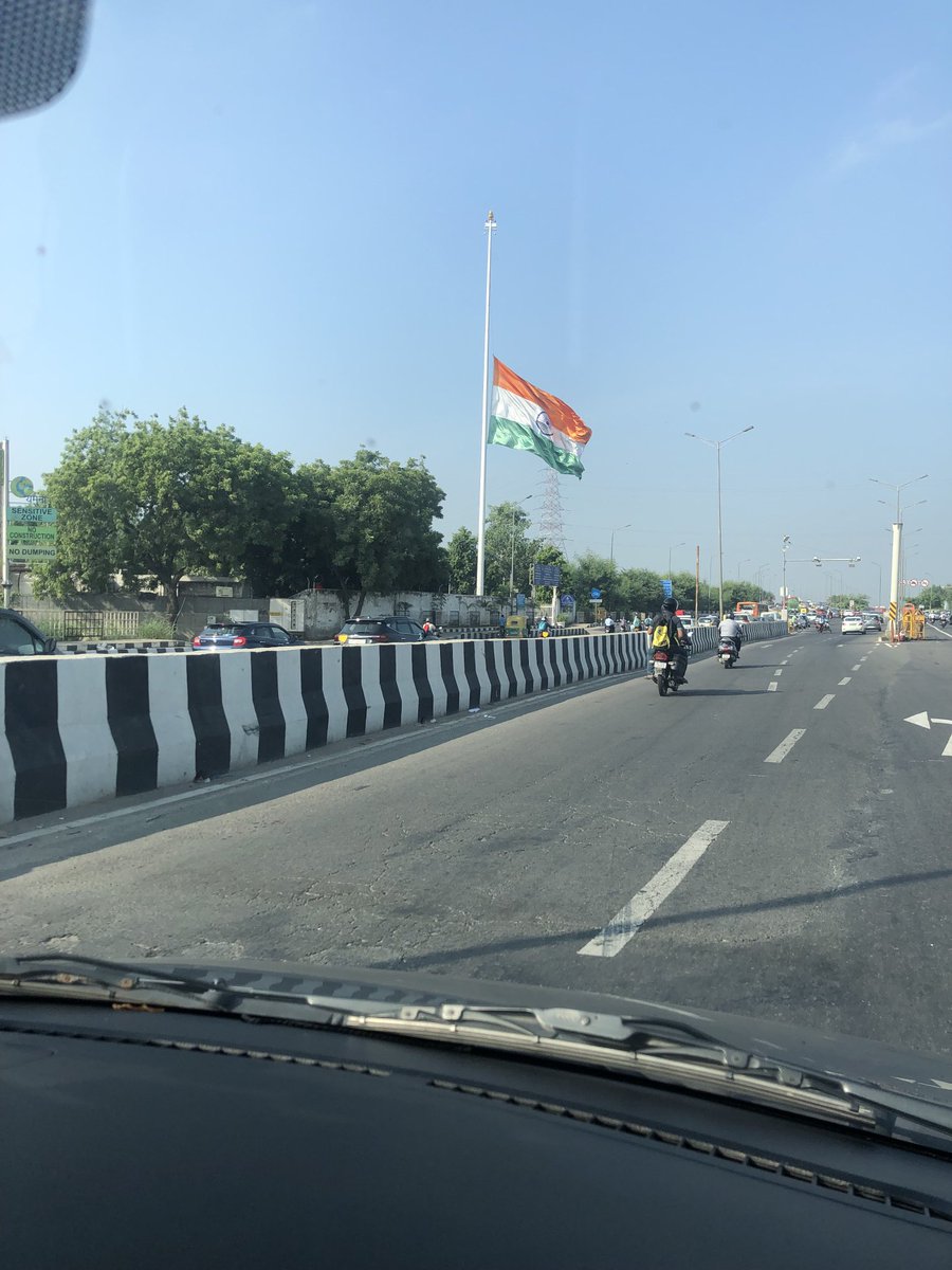 Aditya_vas09's tweet photo. ⁦@ArvindKejriwal⁩ 
Sir please strict the maintenance teams of these flags 🙏🏻

Location- NH 24 going towards Sarai Kale Khan, near Jain Shikanji https://t.co/yAiYuEoUQW