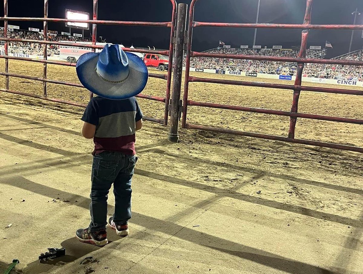 BrookeforIowa's tweet photo. It was a honor to sing the National Anthem at the Tri-State Rodeo in Ft. Madison this weekend. Thank you to Rep. Graber and his wife Coni for the invitation. So nice to spend a gorgeous Iowa night with Senator Ernst, Representative Miller-Meeks, Senator Reichman and Rep. Graber. https://t.co/L9lcLpkh5i