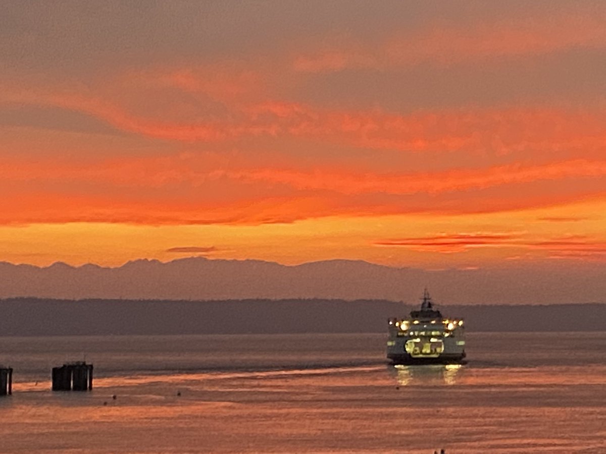employeeze's tweet photo. Tonight’s spectacular sunset brought to you by this weekend’s wildfires. #subset #offintothesunset #ferry #pnwlife #pnwonderland #SilverLining https://t.co/9JAs8rBsnG