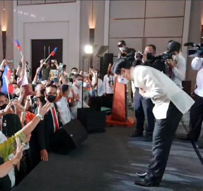 AlfredoGenom's tweet photo. The President's bow. 🇵🇭 https://t.co/jIk5Uum9KO