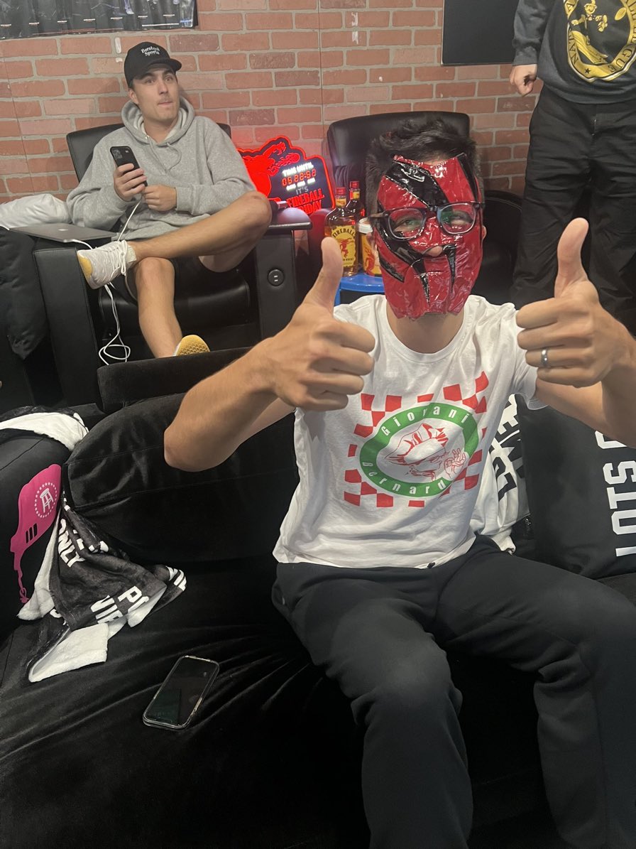 StevenCheah's tweet photo. The Bucs are 1-0 and didn’t give up a single point since I donned the #rallymask. A true turning point in the game @BarstoolYak https://t.co/tcekttZNUs