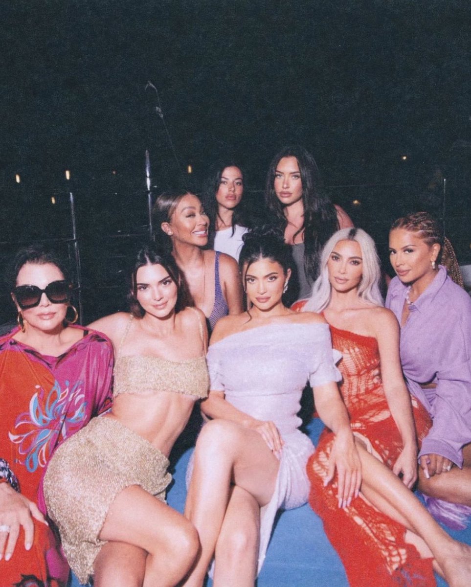 KimKardashian's tweet photo. 🎂🤍 blessed https://t.co/NIJJMe4uAa
