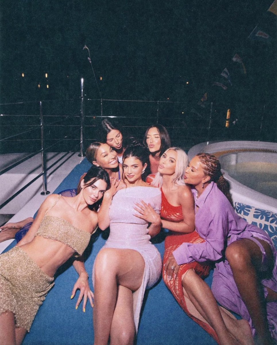 KimKardashian's tweet photo. 🎂🤍 blessed https://t.co/NIJJMe4uAa