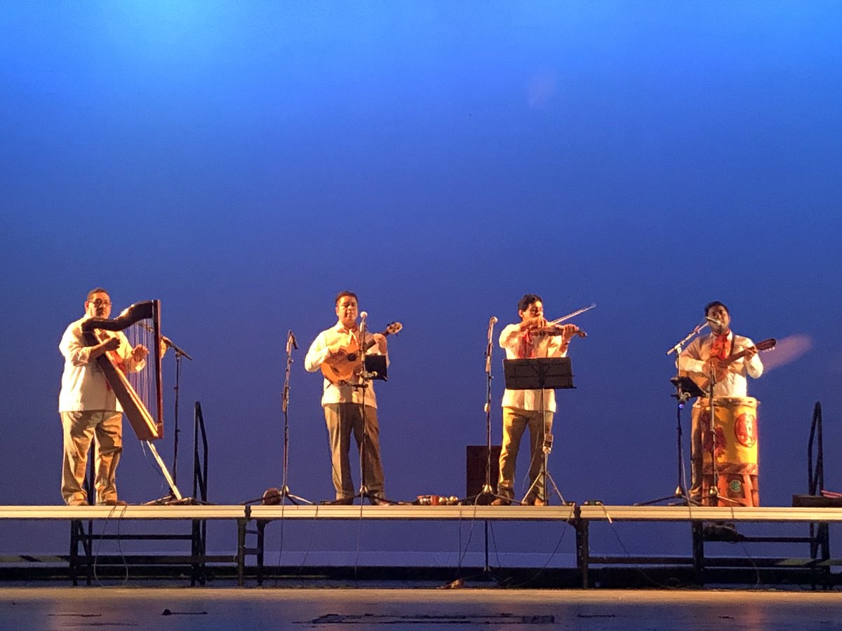 MakiTeramotoS's tweet photo. Mención especial merecen el cuarteto #Nimbe de #Veracruz que tocó en vivo, así como la participación de las organizaciones de ballet folclórico #Norahua de Oklahoma y #FuegoNuevoUSA de #Kokomo, Indiana. https://t.co/SJi4K6hldF