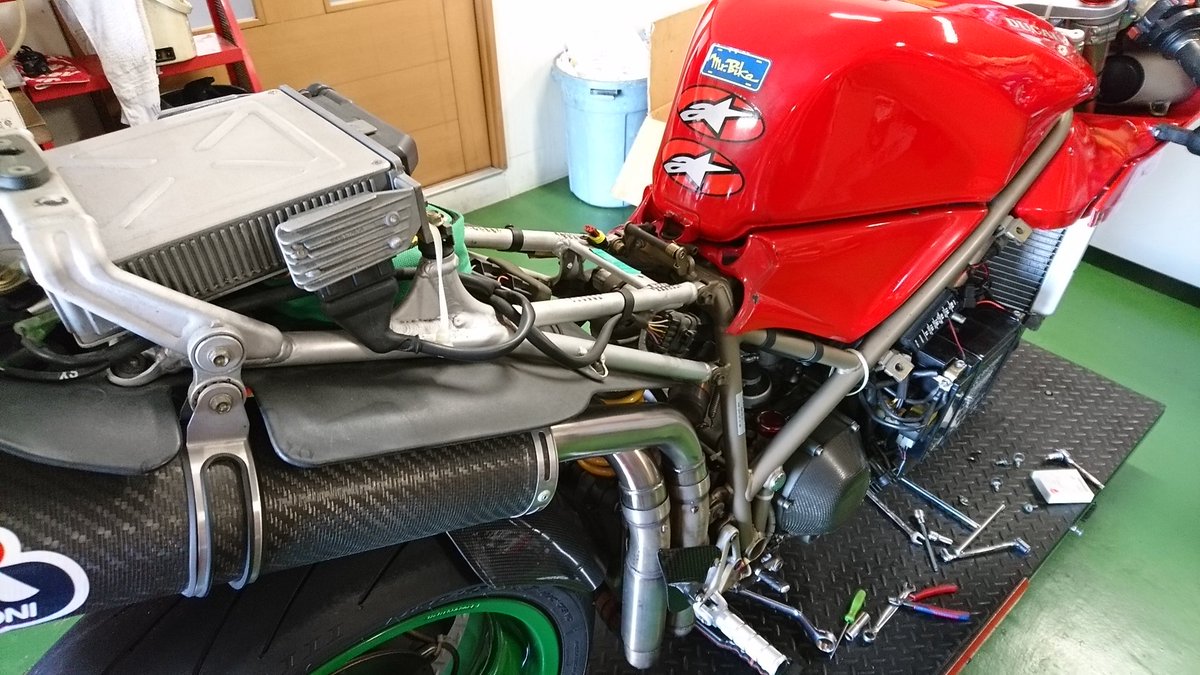 oHpy6nG7zT2a9ic's tweet photo. 916タイミングベルト交換
また所有したいバイクの1台
その場合996ではなくあえて916
このデカいP8のコントロールユニットが懐かしい
#916SP
#村山モータース https://t.co/rSYHNTtVvO