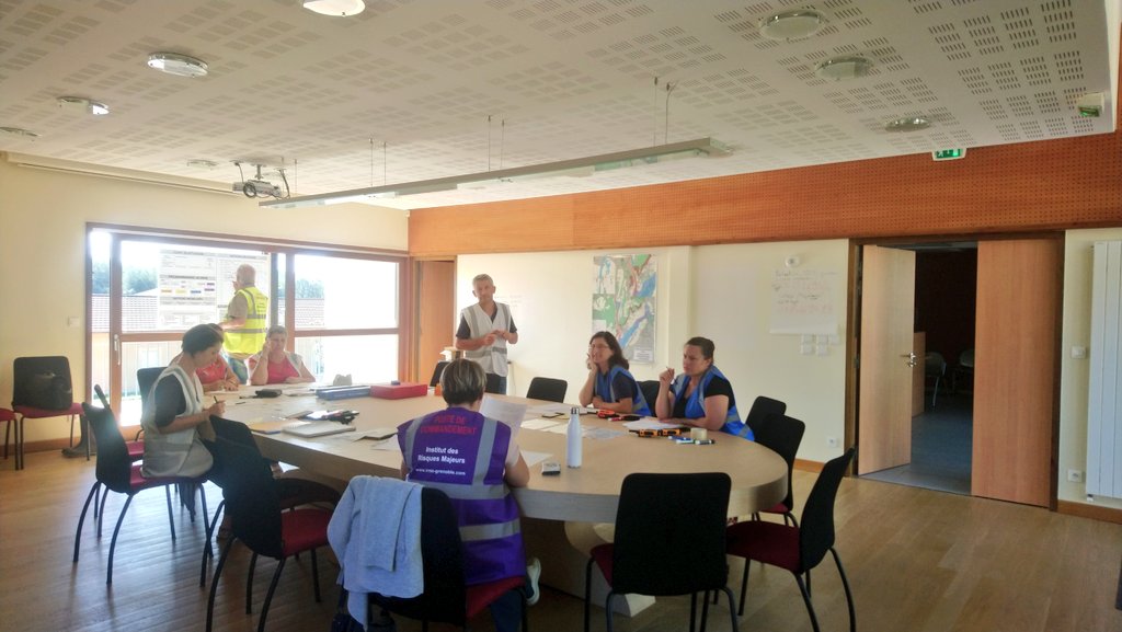 DupuisGuilhem's tweet photo. Entraînement #PCS à Charmes sur l'Herbasse avec le #SIABH

➡️ Des pluies ⛈️ génèrent des débordements de l'Herbasse ⤵️
Alerter, coordonner, fermer les routes, évaluer la situation, évacuer, prendre en charge les sinistrés ...

🎯 Tester le #PCS et se préparer collectivement 👍 https://t.co/rybMzTRN7I