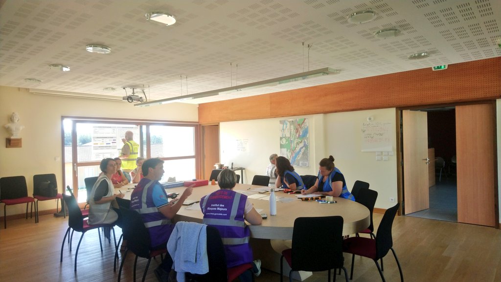 DupuisGuilhem's tweet photo. Entraînement #PCS à Charmes sur l'Herbasse avec le #SIABH

➡️ Des pluies ⛈️ génèrent des débordements de l'Herbasse ⤵️
Alerter, coordonner, fermer les routes, évaluer la situation, évacuer, prendre en charge les sinistrés ...

🎯 Tester le #PCS et se préparer collectivement 👍 https://t.co/rybMzTRN7I