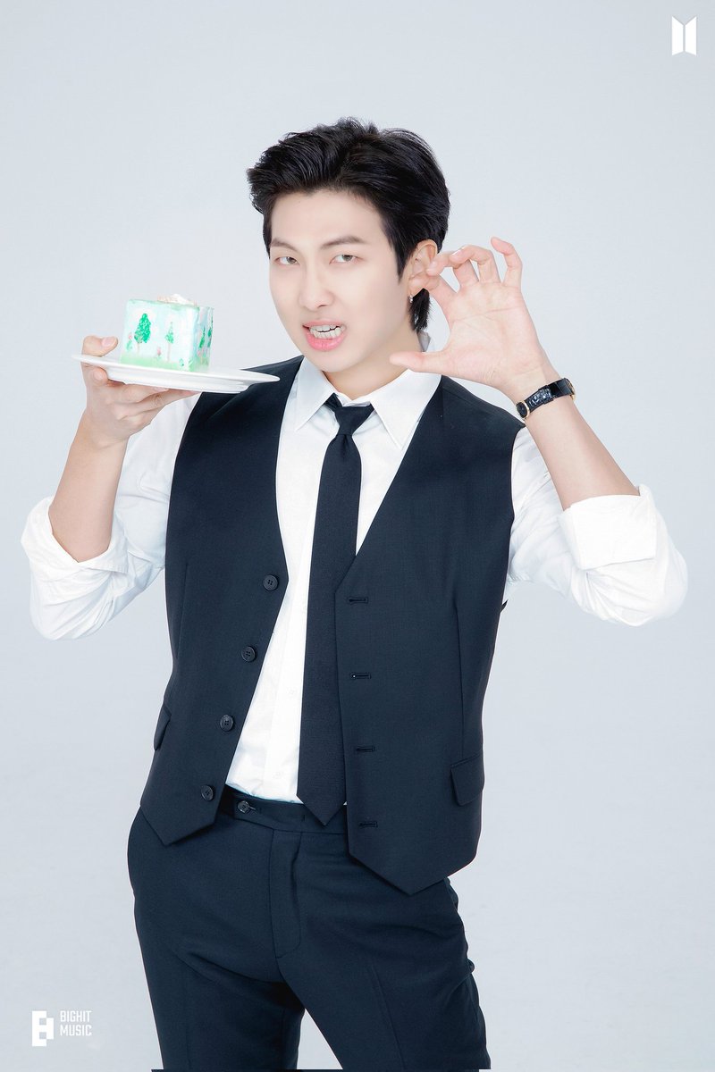 EnaNoona's tweet photo. 2022 RM Day
[Hilo de fotos via weverse]
1/8
#RMDay #NamJoonDay #NamDay #RMBday #NamJoonBDay #NamBday #HappyBirthdayRM #HappyBirthdayNamJoon #HappyBirthdayNam #RM #BTS_RM #NamJoon #KimNamJoon #KimNamJoonDay #남준 #김남준 #남준데이 #SexyNukim https://t.co/JmdgRG2kgh