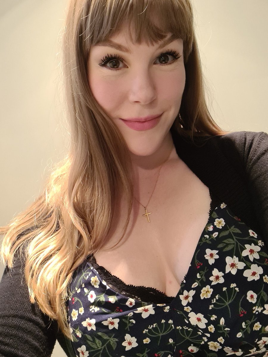 grace_cuddles's tweet photo. Took myself on a lovely date last night for dinner and a burlesque/comedy show. It was amazing 🥰 https://t.co/AqKKqCnOvQ