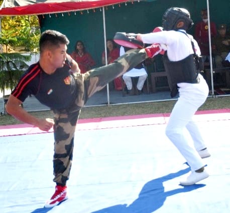 BSF_TCS's tweet photo. #PicoftheDay
" हर दिन मुझे निखरना है,
ना रुकना है ना थकना है.
सारा आसमान हो मेरी जद में,
यूँ सूरज सा चमकना है!"
सीमा सुरक्षा बल - सर्वदा सतर्क..
#BSF
#MarshalArt
#AlwaysNationFirst
#FirstLineofDefence
#CAPF https://t.co/l1HIHOyNxg