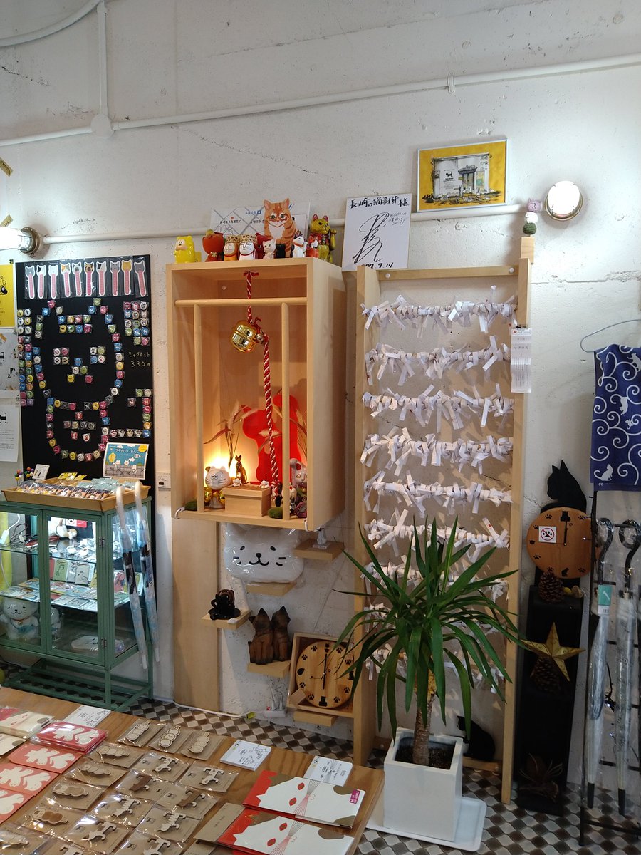 touma_SL's tweet photo. #長崎の猫 #眼鏡橋
猫雑貨 長崎のねこさんです
すぐ奥が眼鏡橋です。
店内には猫神社が！おみくじも引けます。 https://t.co/9TyV96WAPl