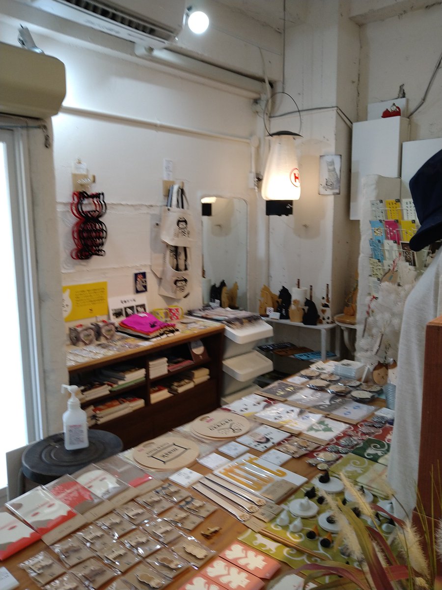 touma_SL's tweet photo. #長崎の猫 #眼鏡橋
猫雑貨 長崎のねこさんです
すぐ奥が眼鏡橋です。
店内には猫神社が！おみくじも引けます。 https://t.co/9TyV96WAPl