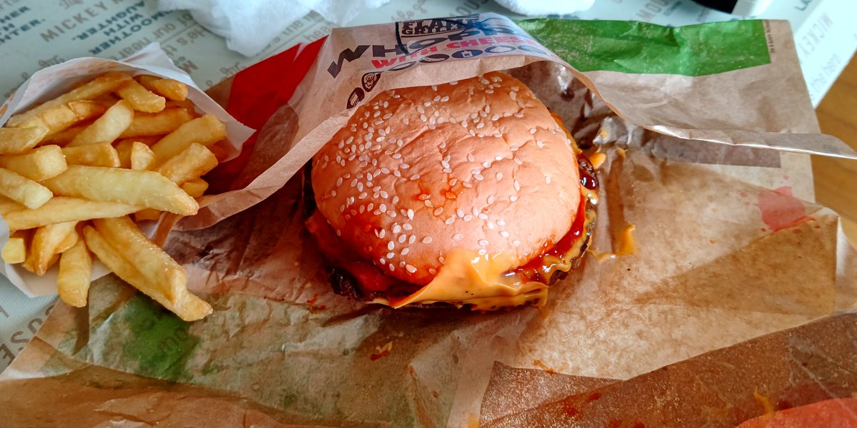 いま流行りのディアブロガーリックダブルチーズバーガー食べた

うまいけどガーリックチップめっちゃ入ってて辛い
しぬ
うまい
しぬ 