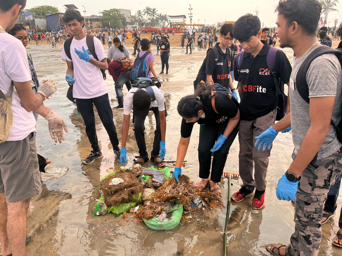 bombayfilmcity's tweet photo. Highlights of #Cleanathon2022
Mega beach clean up drive on Juhu beach supported by @Rotaract3141 in association with @mybmc
(10/09/2022)
#Rotaract #Rotary #BeachCleanupDrive #environnement #RotaractDistrict3141 #rcbf
#ZealForZenith https://t.co/biPKJljWTN