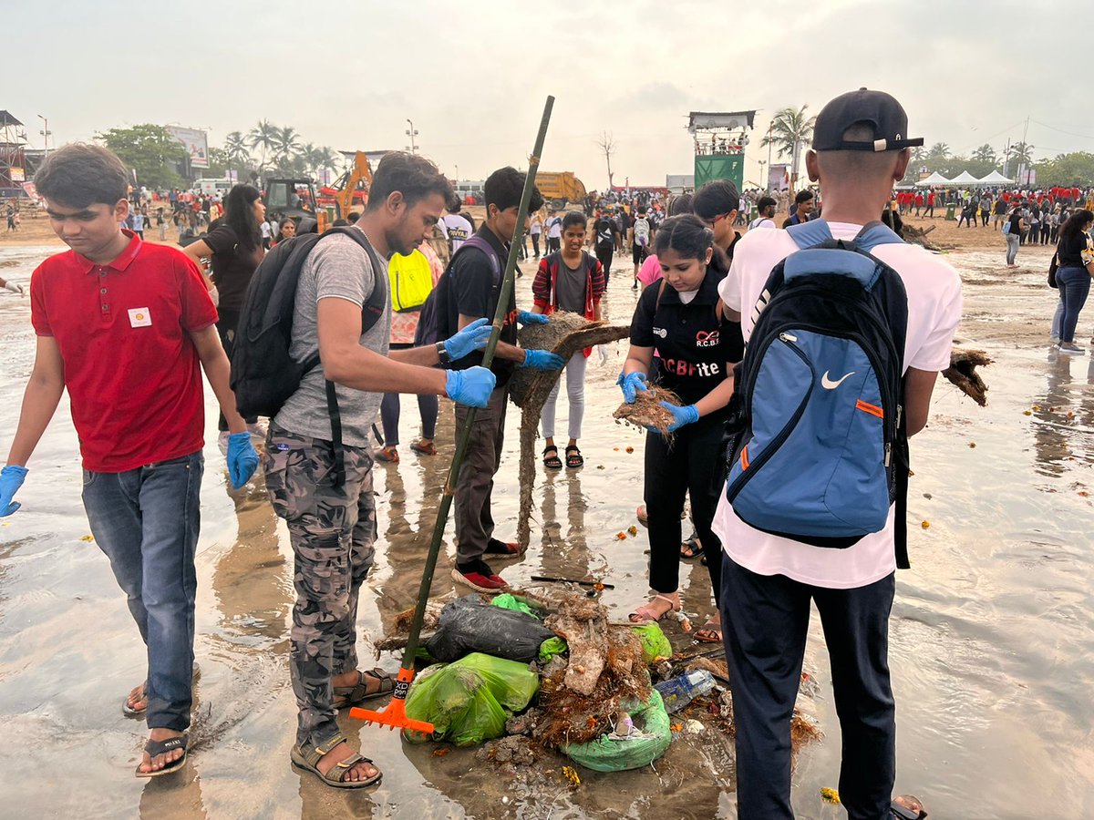 bombayfilmcity's tweet photo. Highlights of #Cleanathon2022
Mega beach clean up drive on Juhu beach supported by @Rotaract3141 in association with @mybmc
(10/09/2022)
#Rotaract #Rotary #BeachCleanupDrive #environnement #RotaractDistrict3141 #rcbf
#ZealForZenith https://t.co/biPKJljWTN
