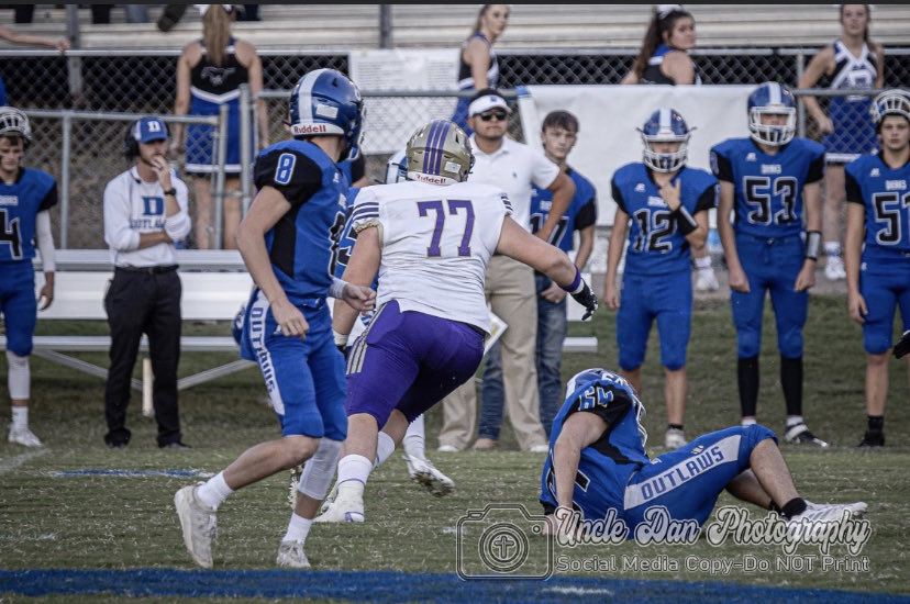 Cobainthetrain's tweet photo. Hard to see the #RB in the first picture! ⁦⁦@OtisKirk23⁩ ⁦@barclayalmanac⁩ ⁦@Coach_Lee_Show⁩ ⁦@42Sports16⁩ ⁦@FearlessFriday⁩ ⁦@FNL⁩ ⁦@HootensARFBall⁩ #RexNelson ⁦@RRainwater1037⁩ #77 #Class25      OL/DL #BeGreat https://t.co/VW8v1Y3kWc