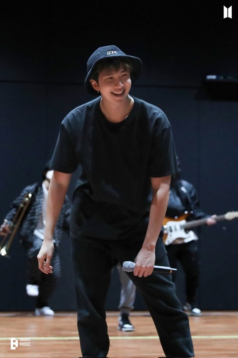 your_shine__'s tweet photo. Почувствуй энергетику этого мужчины 💪#JoonieDay2022 https://t.co/CvnxrR1Ro5