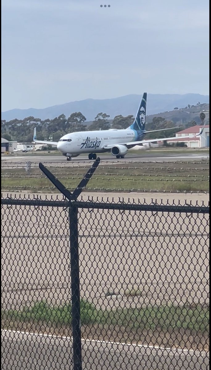 Mbilly12821175's tweet photo. Nice to see the the 737 800 at Santa Barbara Airport from Southwest, United and Alaska #flysba #SantaBarbaraAirport #Planespotting https://t.co/10nNosnXGu