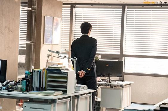 Who steals women's hearts without looking back.