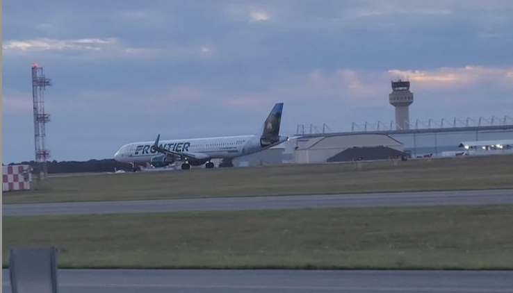 LIMacArthur's tweet photo. The early birds get the flights. 😊 We love to see @FlyFrontier's JoJo the Grizzly Bear in the morning light. 📸: Miguel
#longisland #longislandny #longislandnewyork #herewithfrontier #visitlongisland #lovetravel #herewithfrontier #flymacarthur #hereforlongisland #happytravels https://t.co/rgjap0R4wS