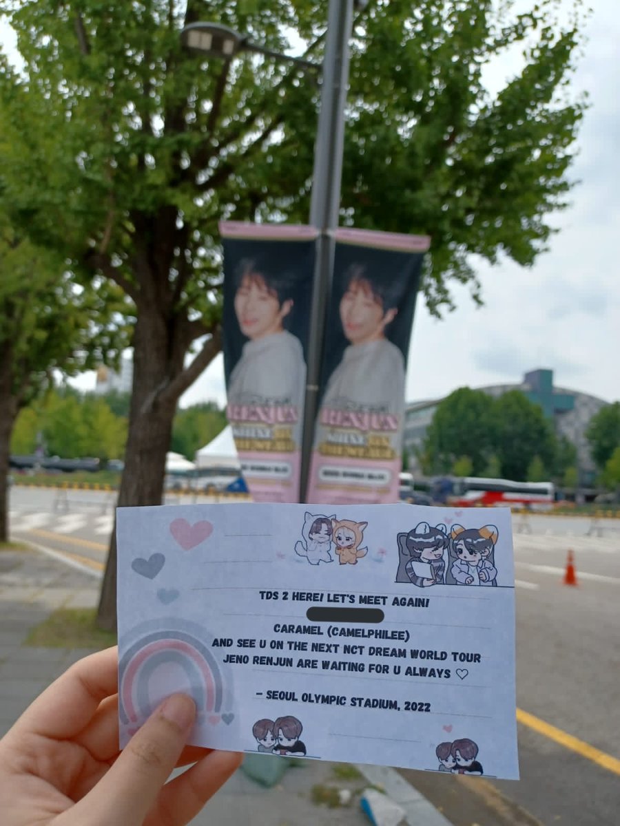 gommecaramel's tweet photo. beautiful greeting from TDS 2 n ads renjun jisung ♡ https://t.co/8WKkM5r5fE