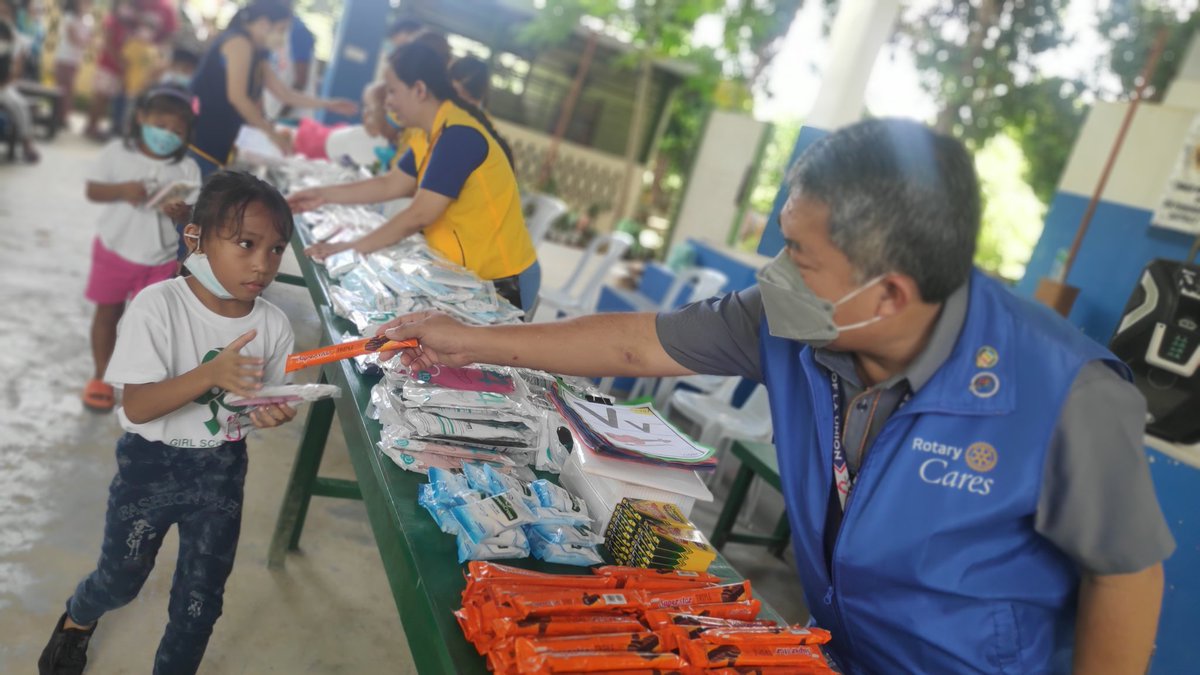 RCSanFernandoLU's tweet photo. Today, we donated PPEs (face masks, alcohol sprays, &amp; soaps), snacks &amp; school supplies to the Sibuan-Otong Integrated School with over 200 student beneficiaries. It was heart-warming to see the smiles of the young kids. #peopleofaction #imaginerotary #rcsflu #district3790 #d3790 https://t.co/aauonkP1ia