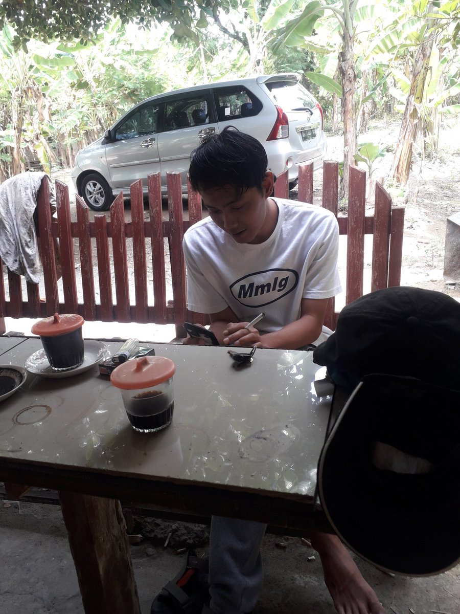 NashrulAzizi's tweet photo. @Azhar_Basyir88 Seret kita agar bisa ikut maju meskipun itu harus nggandol mburi dewe https://t.co/IUOYhhYvRu
