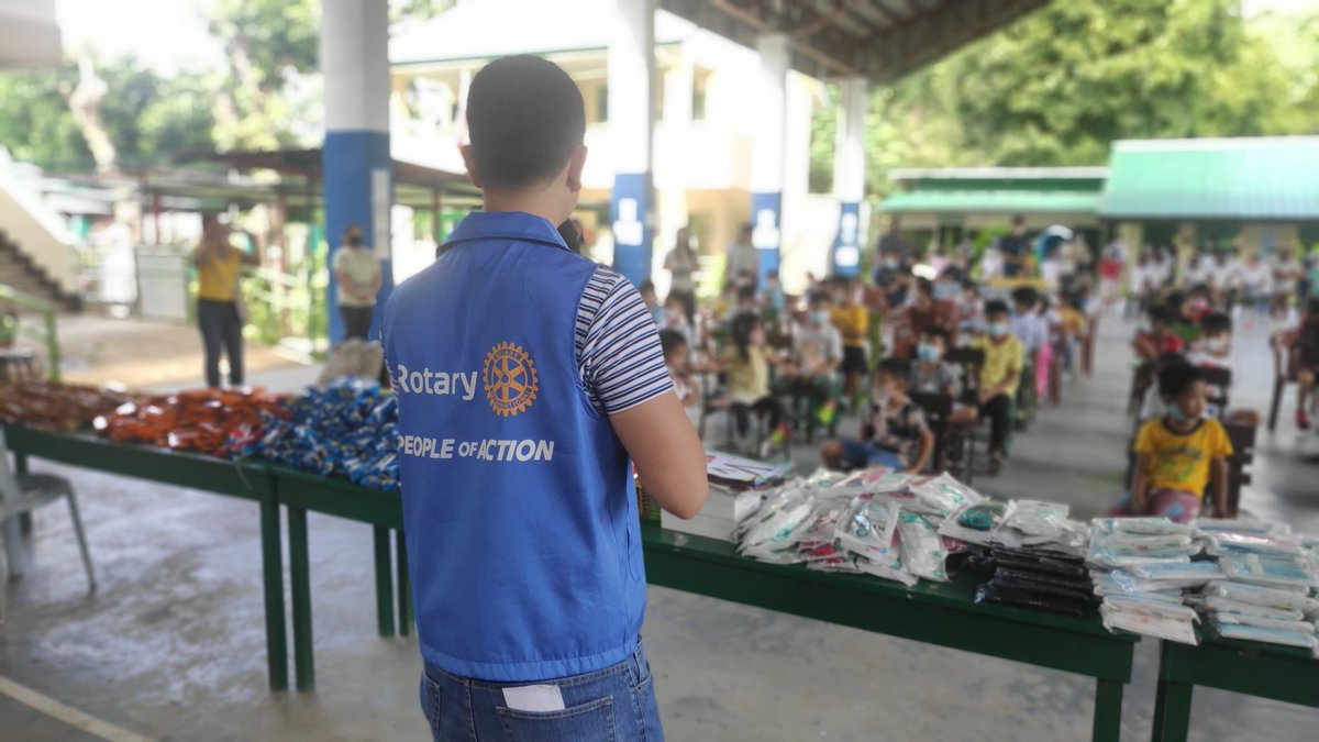 RCSanFernandoLU's tweet photo. Today, we donated PPEs (face masks, alcohol sprays, &amp; soaps), snacks &amp; school supplies to the Sibuan-Otong Integrated School with over 200 student beneficiaries. It was heart-warming to see the smiles of the young kids. #peopleofaction #imaginerotary #rcsflu #district3790 #d3790 https://t.co/aauonkP1ia