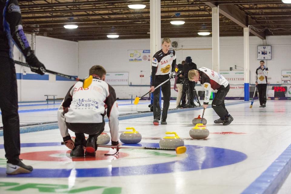 TeamRWiebe's tweet photo. Great team game this evening and we have booked a spot into the semi-finals tomorrow!

The Manitoba clash gets going at 10:00am MDT against @teamcarruthers.

Catch the action tomorrow morning on  the @CurlingZone YouTube Page.

💻: https://t.co/MnJoYTcnWN https://t.co/q5qgBABiBy
