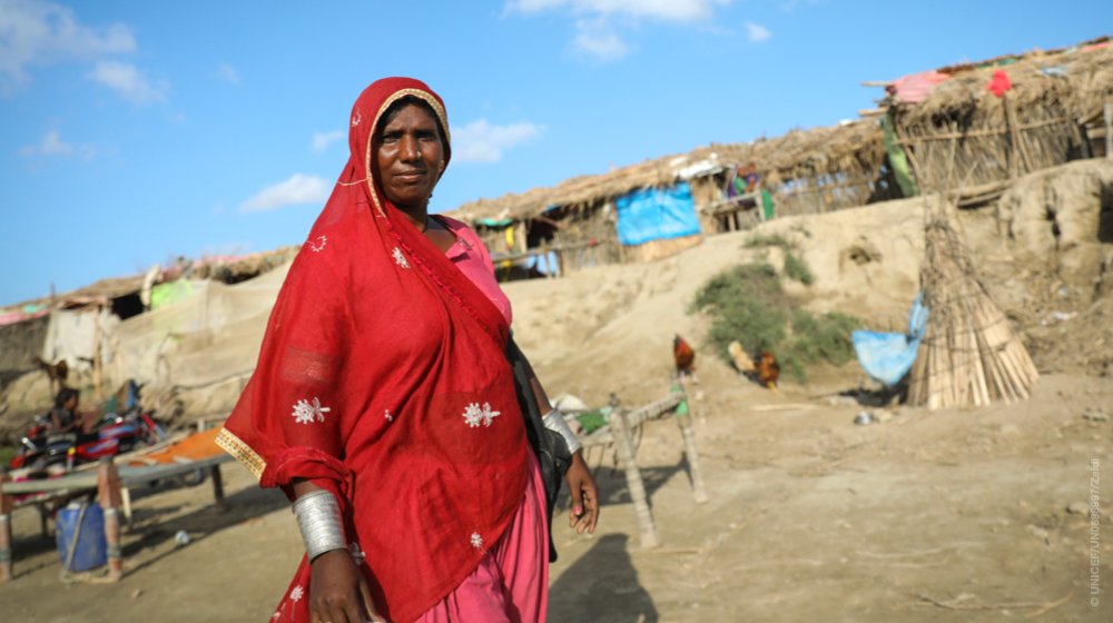 UNFPAAsiaPac's tweet photo. 🇵🇰⚠️🧕
#Pakistan: Chehri is a community #healthworker in  flood-ravaged Sindh province.  She provides #health education &amp; screening support to mothers &amp; children. Despite losing her own home to the #floods, she continues to provide services to #women🙏
👉https://t.co/YKeiq5ZZs9 https://t.co/Oy4c30BiMj
