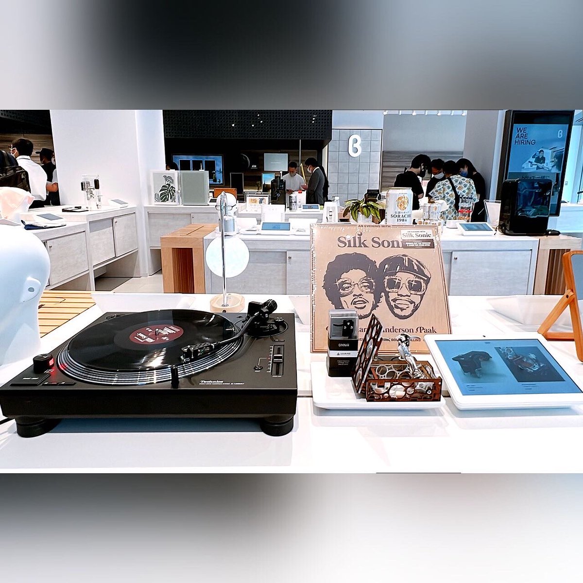 JICO_INT's tweet photo. JICO invites you to Experience the Sophisticated Sound from the SETO-HORI REMODEL &amp; J44D/J44A 7 OMNIA is currently on display at the b8ta Tokyo - Yurakucho store.
@b8tajp

#b8ta #b8taYurakucho #b8taJapan #JICO #JICOCustomShop #SetoHoriRemodel #SetHori #J44A7 #J44D #JICOOMNIA https://t.co/GWZU9pe46m