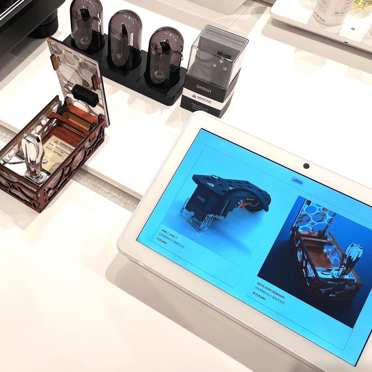 JICO_INT's tweet photo. JICO invites you to Experience the Sophisticated Sound from the SETO-HORI REMODEL &amp; J44D/J44A 7 OMNIA is currently on display at the b8ta Tokyo - Yurakucho store.
@b8tajp

#b8ta #b8taYurakucho #b8taJapan #JICO #JICOCustomShop #SetoHoriRemodel #SetHori #J44A7 #J44D #JICOOMNIA https://t.co/GWZU9pe46m
