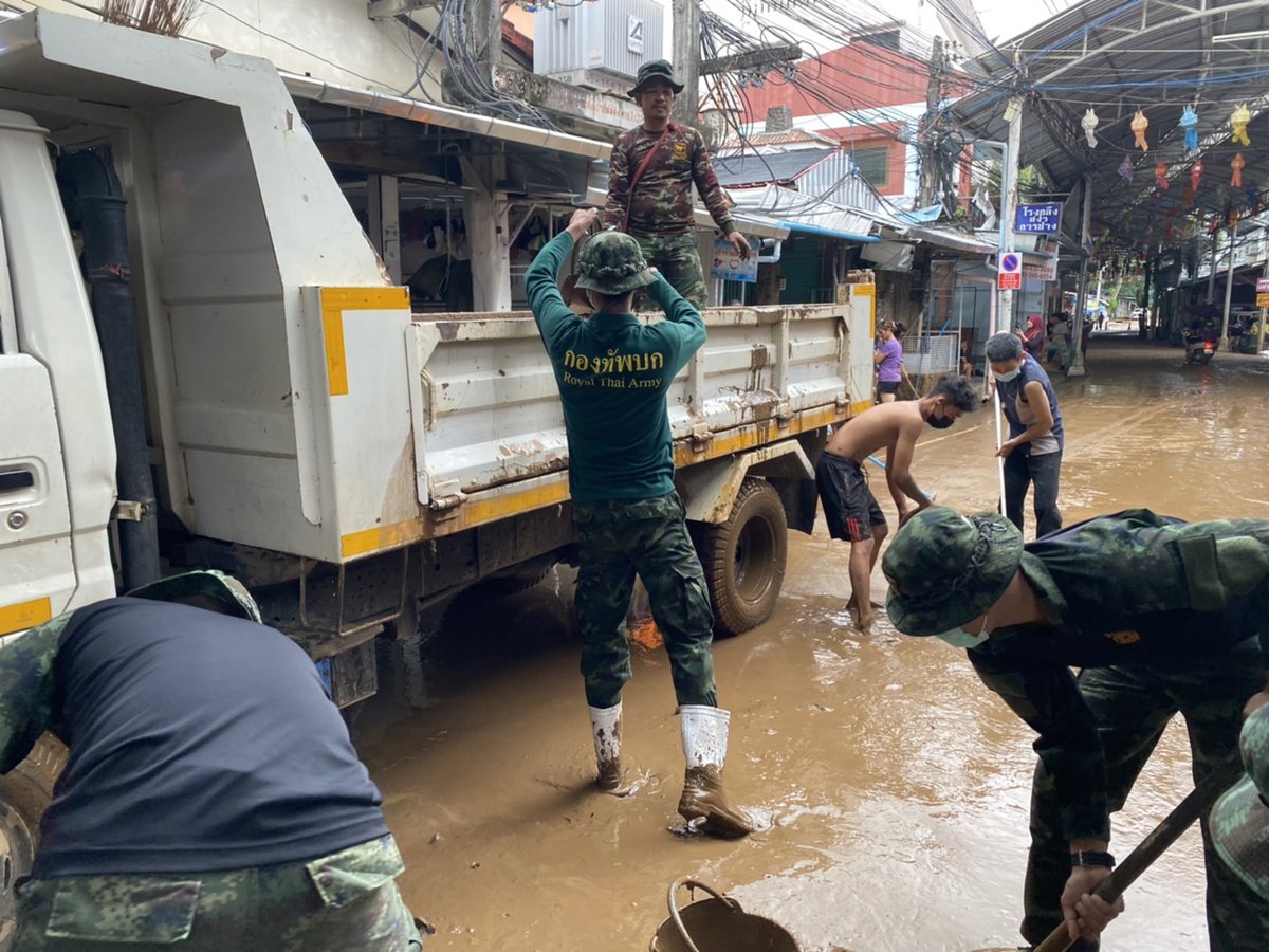 cav3regt's tweet photo. ร้อย.ม.3 บก.ควบคุมที่ 2 จัด ชป.บรรเทาสาธารณภัย ร่วมกับหน่วยงานที่เกี่ยวข้อง เข้าให้ความช่วยเหลือประชาชนที่ได้รับผลกระทบจากน้ำท่วมฉับพลัน ในการเคลื่อนย้ายสิ่งของ และทำความสะอาด  เนื่องจากฝนตกหนักต่อเนื่องเป็นเวลานาน ณ บริเวณ พื้นที่ตลาดสายลมจอย อ.แม่สาย จว.ช.ร. https://t.co/UsFW2MDLIG