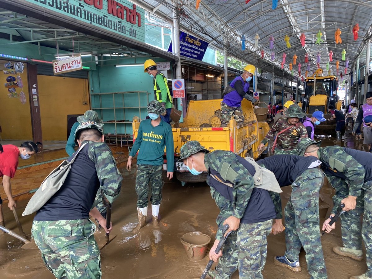 cav3regt's tweet photo. ร้อย.ม.3 บก.ควบคุมที่ 2 จัด ชป.บรรเทาสาธารณภัย ร่วมกับหน่วยงานที่เกี่ยวข้อง เข้าให้ความช่วยเหลือประชาชนที่ได้รับผลกระทบจากน้ำท่วมฉับพลัน ในการเคลื่อนย้ายสิ่งของ และทำความสะอาด  เนื่องจากฝนตกหนักต่อเนื่องเป็นเวลานาน ณ บริเวณ พื้นที่ตลาดสายลมจอย อ.แม่สาย จว.ช.ร. https://t.co/UsFW2MDLIG