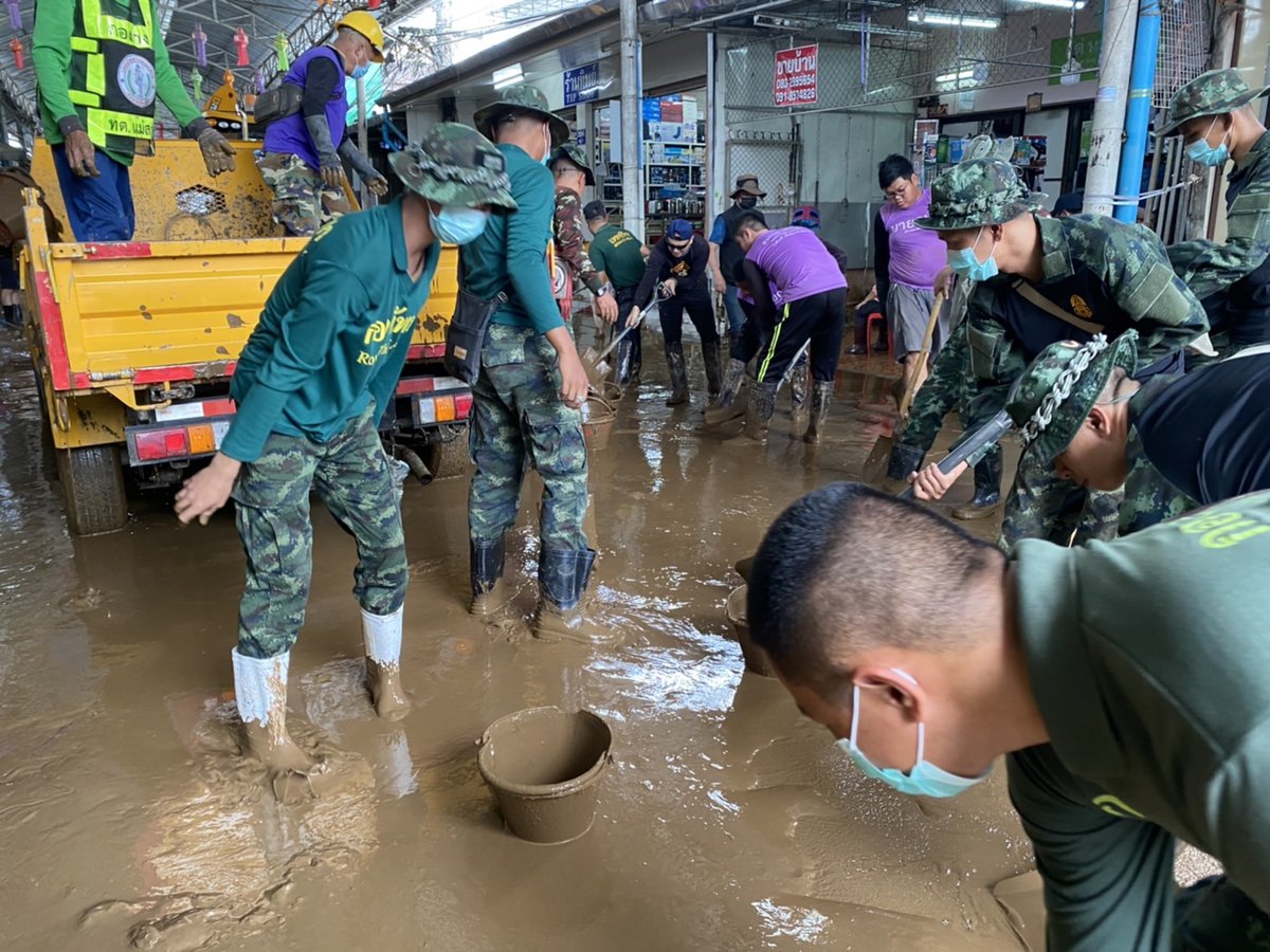 cav3regt's tweet photo. ร้อย.ม.3 บก.ควบคุมที่ 2 จัด ชป.บรรเทาสาธารณภัย ร่วมกับหน่วยงานที่เกี่ยวข้อง เข้าให้ความช่วยเหลือประชาชนที่ได้รับผลกระทบจากน้ำท่วมฉับพลัน ในการเคลื่อนย้ายสิ่งของ และทำความสะอาด  เนื่องจากฝนตกหนักต่อเนื่องเป็นเวลานาน ณ บริเวณ พื้นที่ตลาดสายลมจอย อ.แม่สาย จว.ช.ร. https://t.co/UsFW2MDLIG